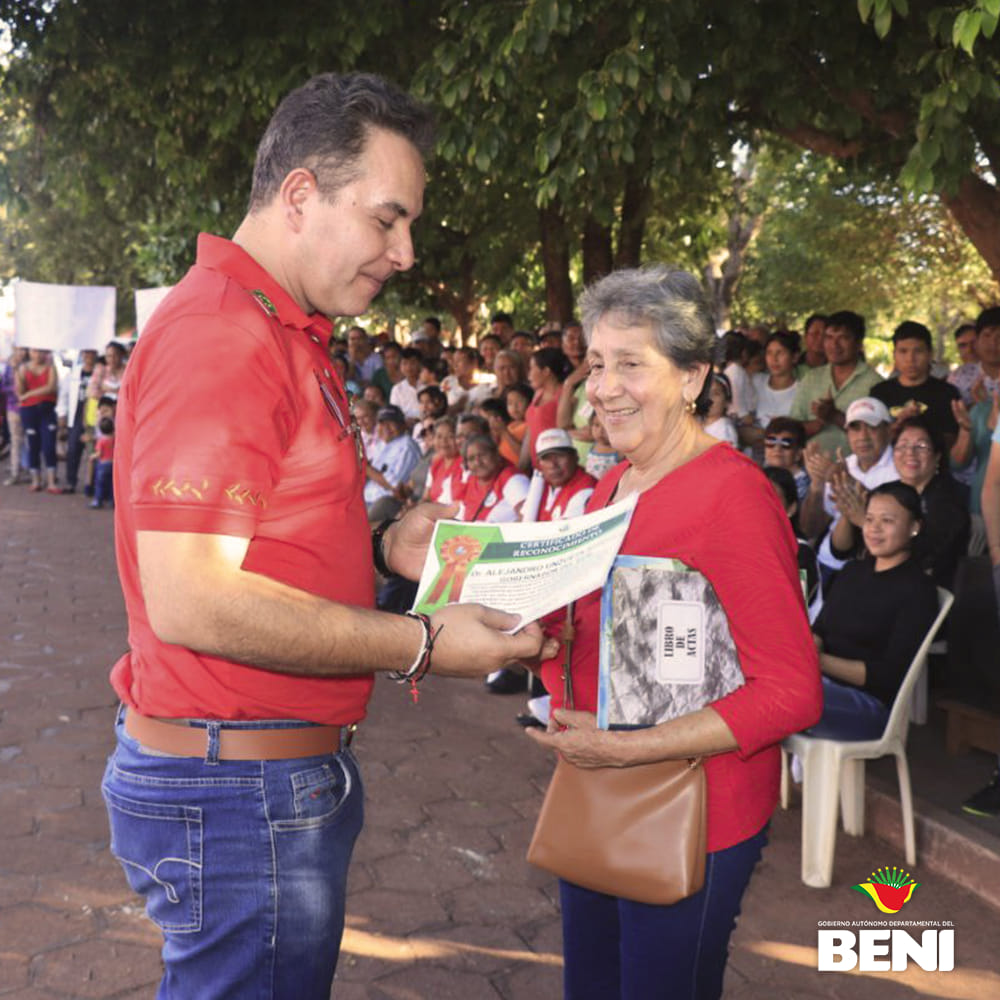 Entrega reconocimiento al Dr. Alejandro unzueta
