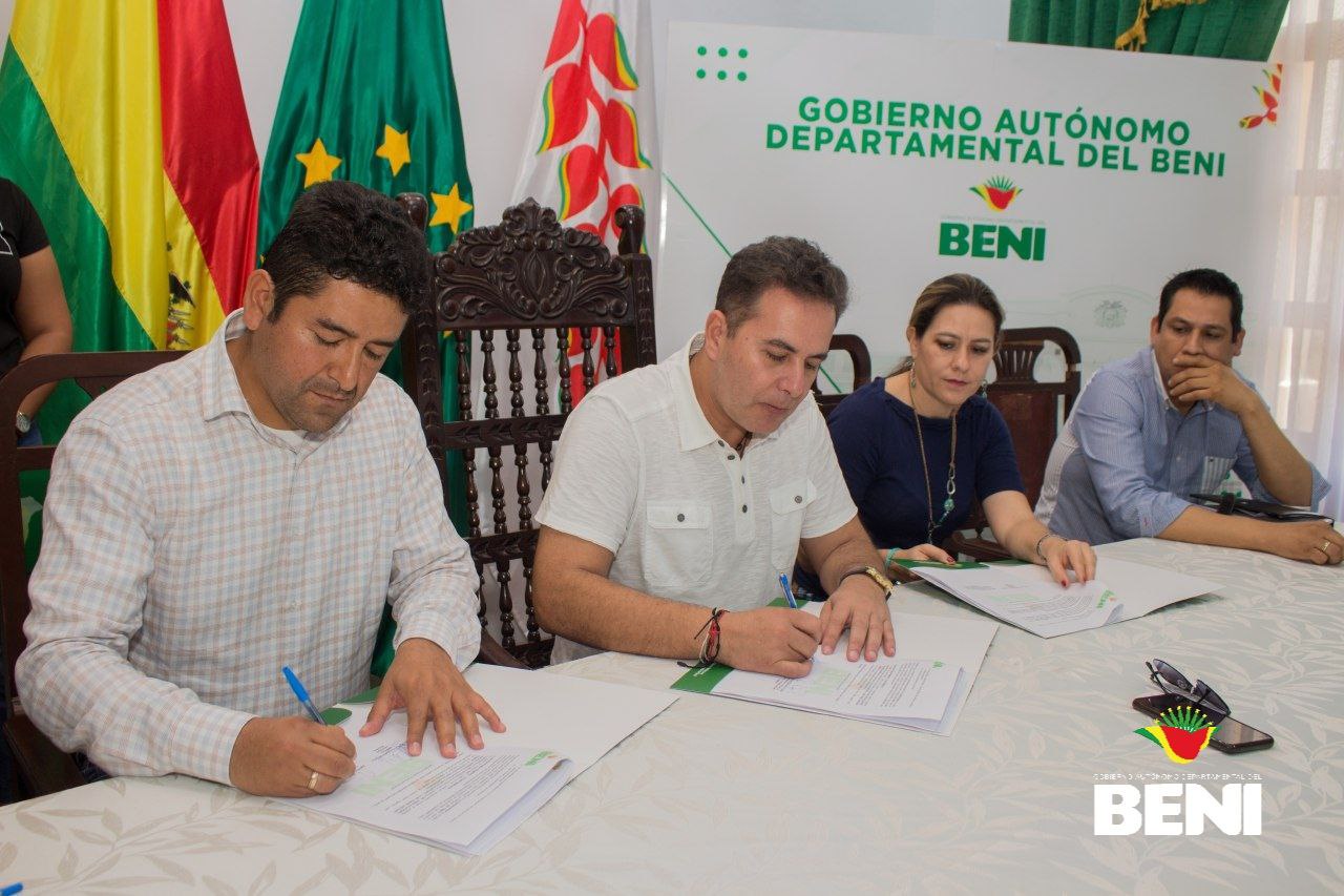 Firma de contrato para la construcción del puente 