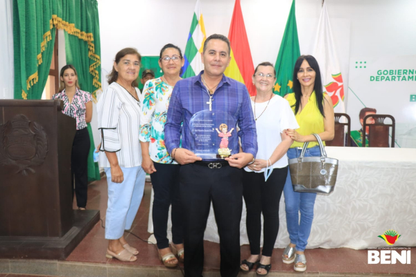 DAMAS VOLUNTARIAS DEL SANTUARIO DIVINO NIÑO DE SACHOJERE ENTREGAN UN RECONOCIMIENTO ESPECIAL AL GOBERNADOR DR. ALEJANDRO UNZUETA