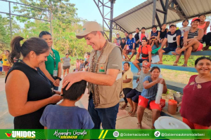 GOBERNADOR LLEVA SALUD Y AYUDA HUMANITARIA A COMUNIDAD WARNES
