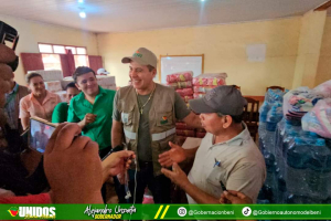 GOBERNADOR ENTREGA 14 TONELADAS DE AYUDA Y LIDERA ACCIONES DE LUCHA CONTRA LA CRISIS.